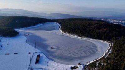 Düzce’nin Kaynaşlı ilçesindeki önemli turizm merkezlerinden Topuk Yaylası’nda bulunan gölet,