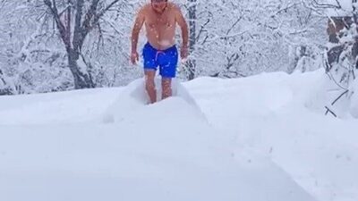 Sakarya’da yaşayan bir kişi, eksi 10 derece soğuğa aldırmadan şortuyla