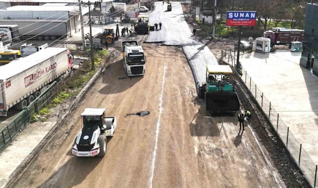 Erenler’de sanayi hattının asfaltı yenileniyor Erenler’de sanayi tesislerinin ve araç muayene istasyonunun ulaşım yükünü çeken