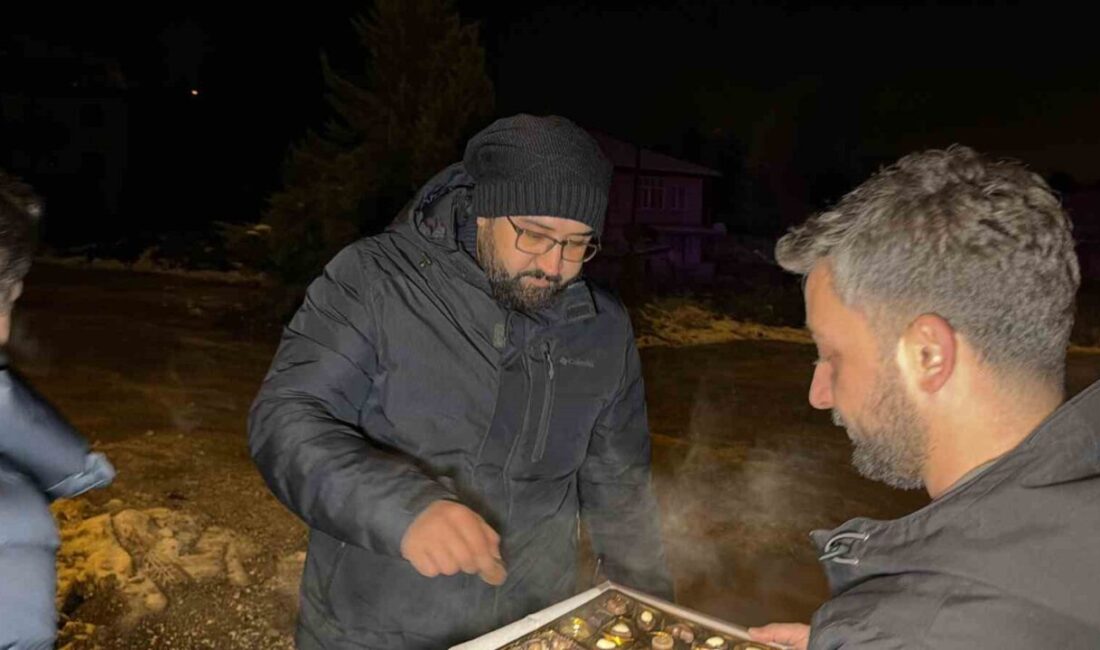 Düzce’de görev yapan gazeteciler, polislere sürpriz yaparak yeni yıllarını çikolatayla