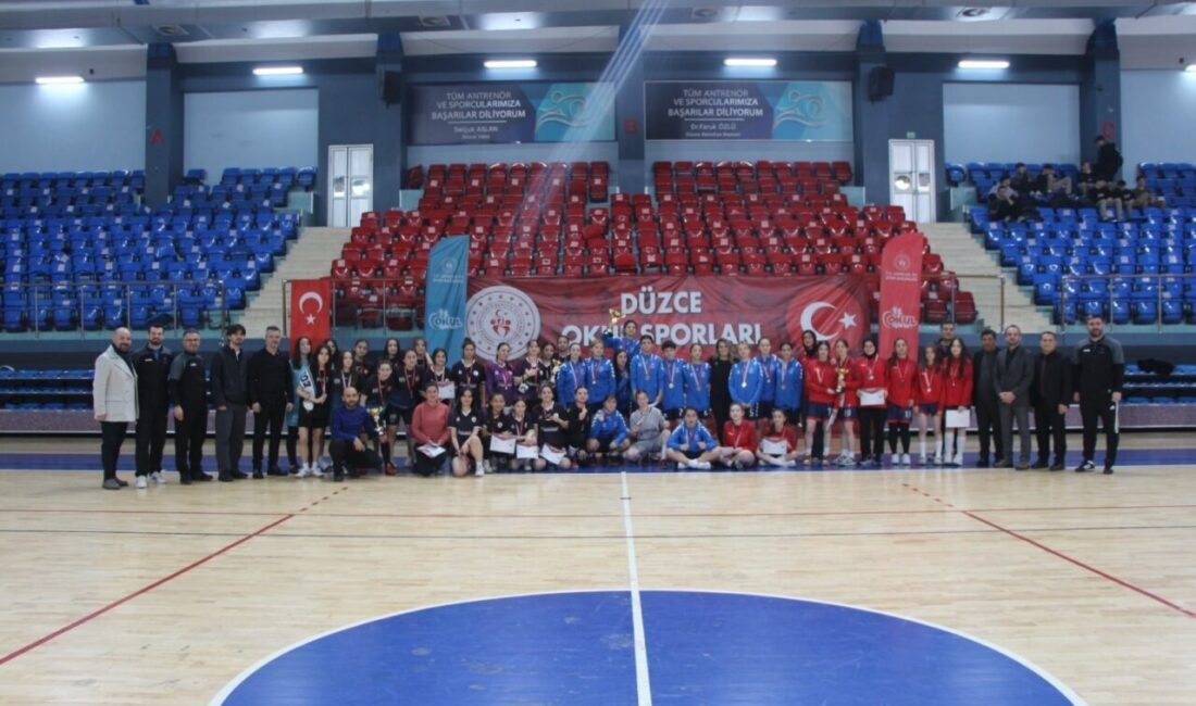 Okul sporları genç kızlar futsal müsabakaları sona erdi. Büyük bir