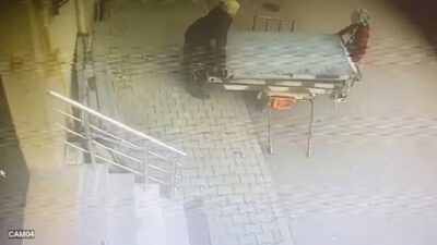 Kocaeli’nin Gebze ilçesinde fırtına nedeniyle tehlike oluşturduğu için çatıdan sökülerek