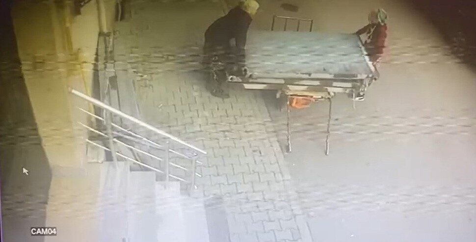 Kocaeli’nin Gebze ilçesinde fırtına nedeniyle tehlike oluşturduğu için çatıdan sökülerek