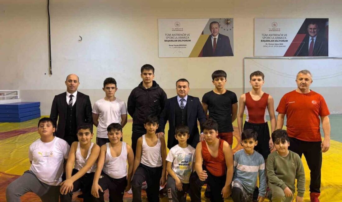 Bilecik’in Söğüt ilçesinde İl Müdürü Ramazan Demir, Söğüt Spor Salonu’nda