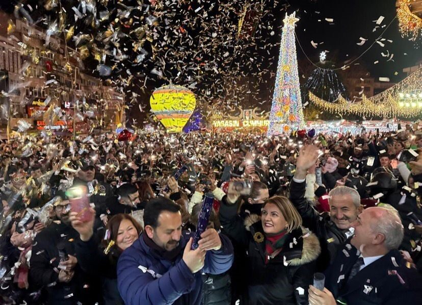 İlker Kazan: “Bazı organizasyon giderleri kamuoyundan gizlendi” MHP İzmit İlçe Başkanı Mehmet İlker Kazan, İzmit Belediyesi’nin yılbaşı