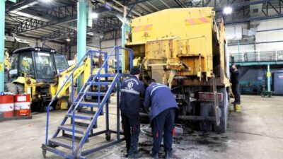 Kocaeli Büyükşehir Belediyesi, zorlu kış şartlarında kullanılan iş makineleri ve