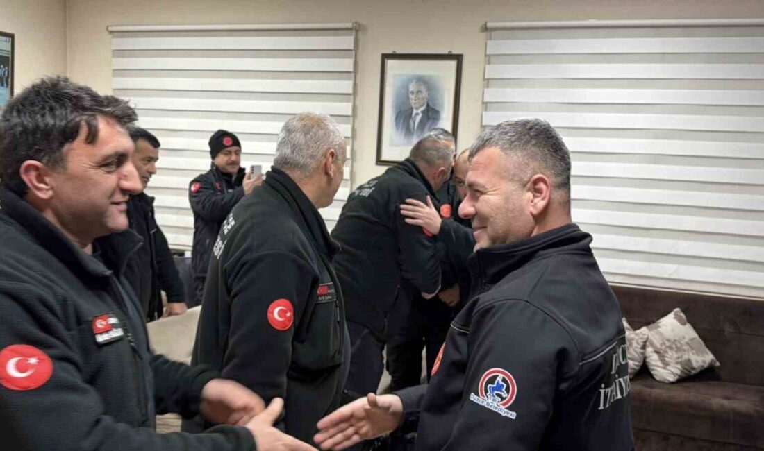 İtfaiyeciler ailelerinden uzakta yeni yıla girdi Düzce’de itfaiye ekipleri yeni yıla görev başında girdi. Ailelerinden uzakta