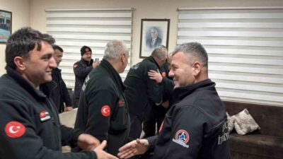 Düzce’de itfaiye ekipleri yeni yıla görev başında girdi. Ailelerinden uzakta