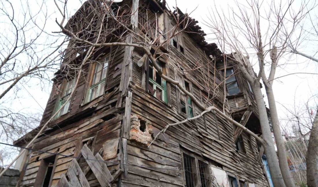 İzmit’in tarihi dokusunu taşıyan Akçakoca Mahallesi’ndeki eski evlerin bir kısmı,