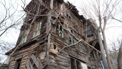 İzmit’in tarihi dokusunu taşıyan Akçakoca Mahallesi’ndeki eski evlerin bir kısmı,