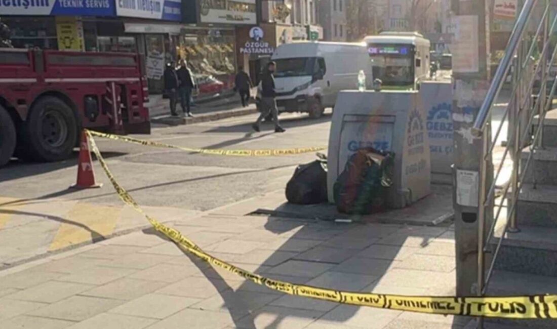 Kocaeli’nin Gebze ilçesinde kaldırımda yürüyen bir kişiye seyir halindeki araçtan