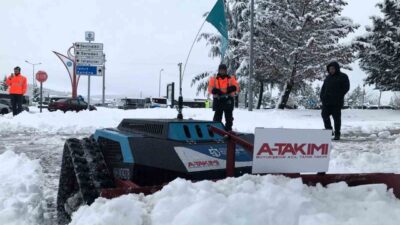 Kocaeli Büyükşehir Belediyesi ekipleri, karla mücadele çalışmaları kapsamında kaldırımları uzaktan