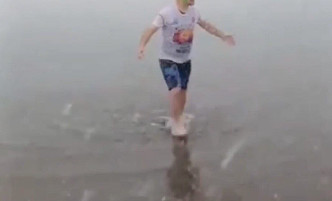 Kastamonu’da 54 yaşındaki bir vatandaş, kar yağışı altında denize girip