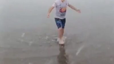 Kastamonu’da 54 yaşındaki bir vatandaş, kar yağışı altında denize girip