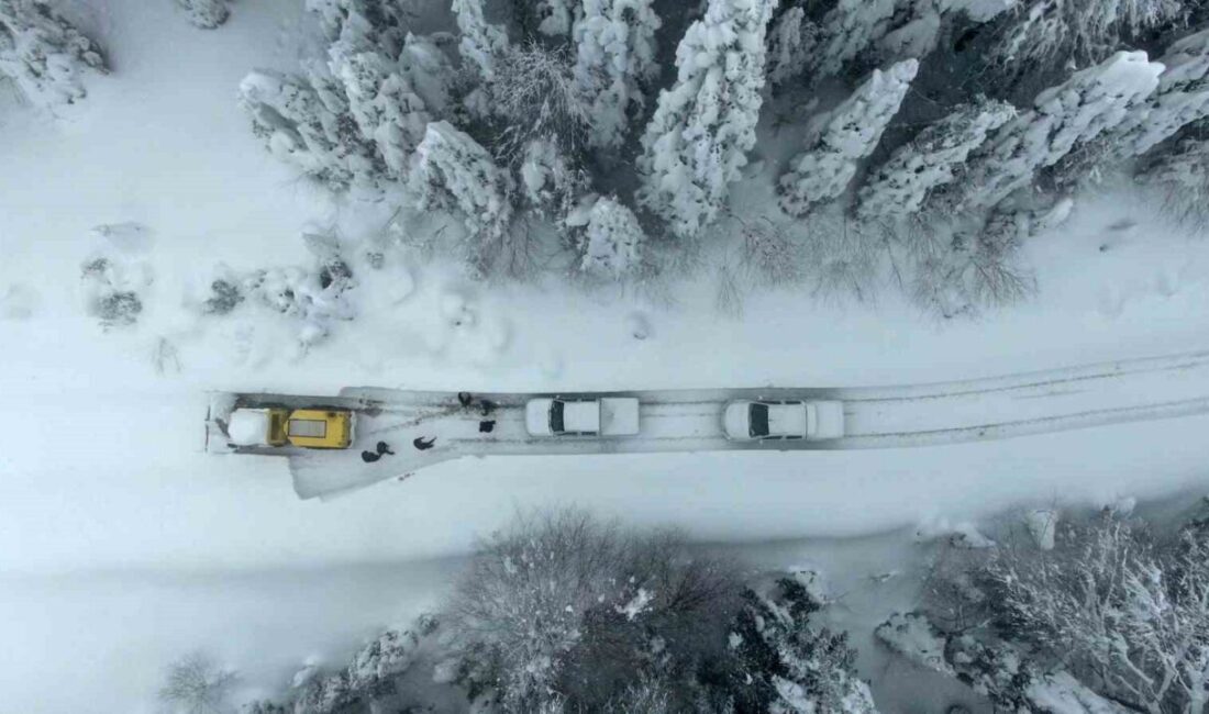 Kastamonu’da kar kalınlığının1,5 metreyi bulduğu köy yollarının ulaşıma açılması için
