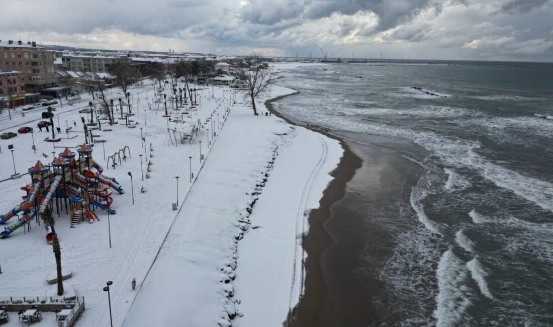 Sakarya’nın Karadeniz’e kıyısı olan Karasu ilçesinde, dalgaların karlı sahillerle buluşması