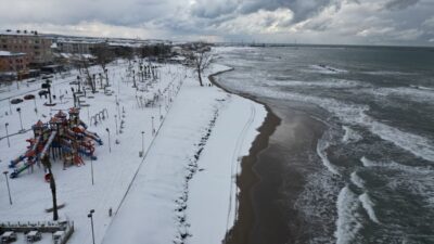 Sakarya’nın Karadeniz’e kıyısı olan Karasu ilçesinde, dalgaların karlı sahillerle buluşması