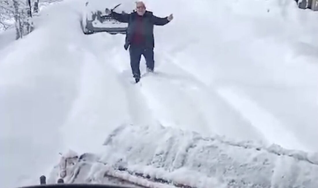 Kastamonu’nun Bozkurt ilçesinde köyünün yolu ulaşıma kapanan vatandaş, iş makinesini