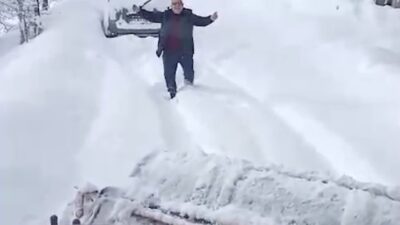 Kastamonu’nun Bozkurt ilçesinde köyünün yolu ulaşıma kapanan vatandaş, iş makinesini