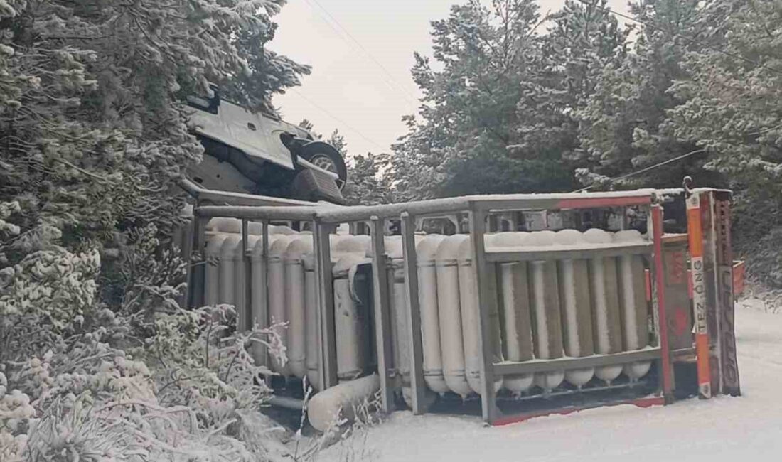 Kastamonu’da buzlanma sebebiyle kontrolden çıkan doğalgaz tüpleri yüklü tır devrildi.