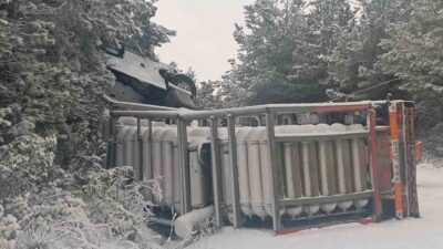 Kastamonu’da buzlanma sebebiyle kontrolden çıkan doğalgaz tüpleri yüklü tır devrildi.