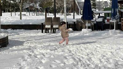 Düzce kar yağışı ile birikte beyaz gelinliğini giydi. Karın yağışına