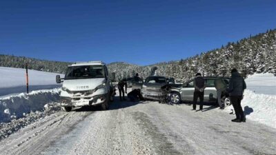 Bolu’da Kartalkaya Kayak Merkezi yolunda, kar yağışı ve buzlanma nedeniyle