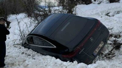Bolu’da Kartalkaya yolunda kontrolden çıkan lüks otomobil, kontrolden çıkarak yol