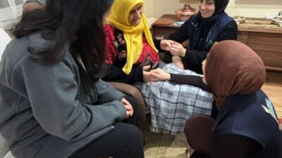 Kartepe’de yaşlı vatandaşları düzenli olarak ziyaret eden belediye ekipleri, sağlık