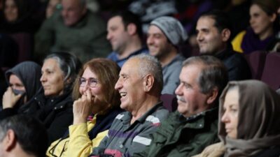 Kartepe’de yetişkinler için hazırlanan kültür-sanat programında “Anlat Bakalım” adlı tiyatro