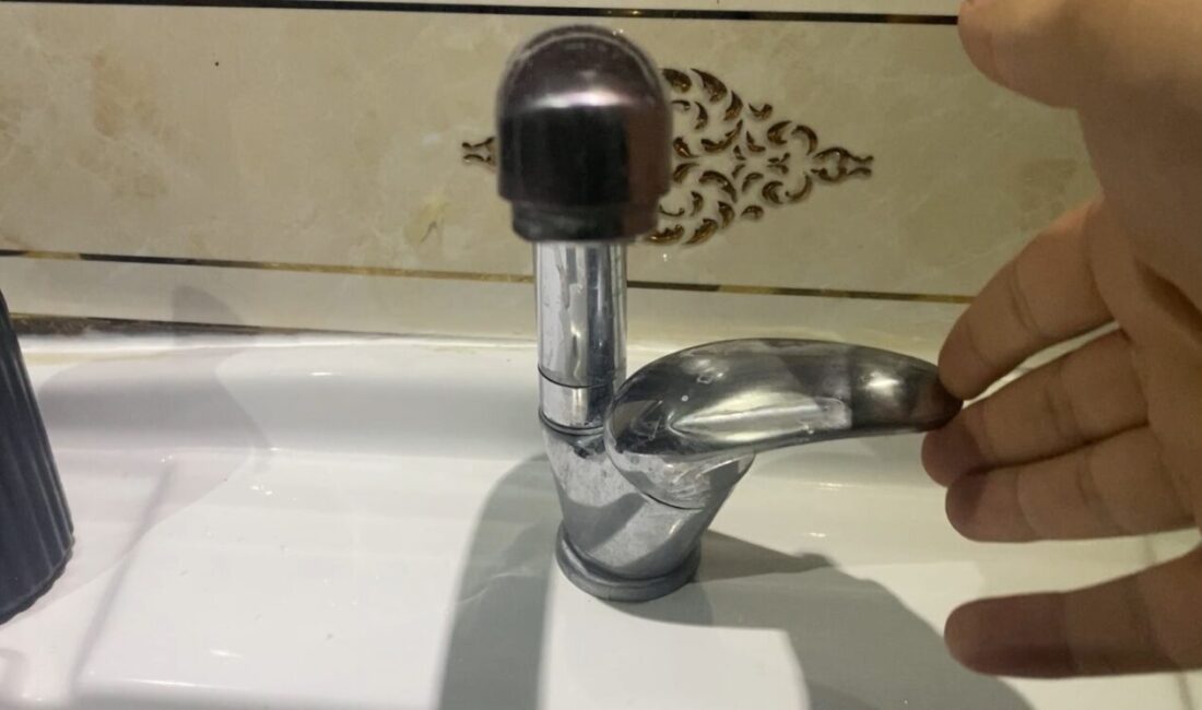 Kastamonu’da 3 gündür bitmeyen su problemi: Marketlerde içme suları tükendi Kastamonu’da isale hattında 4 Ocak tarihinde meydana gelen ve onarılan