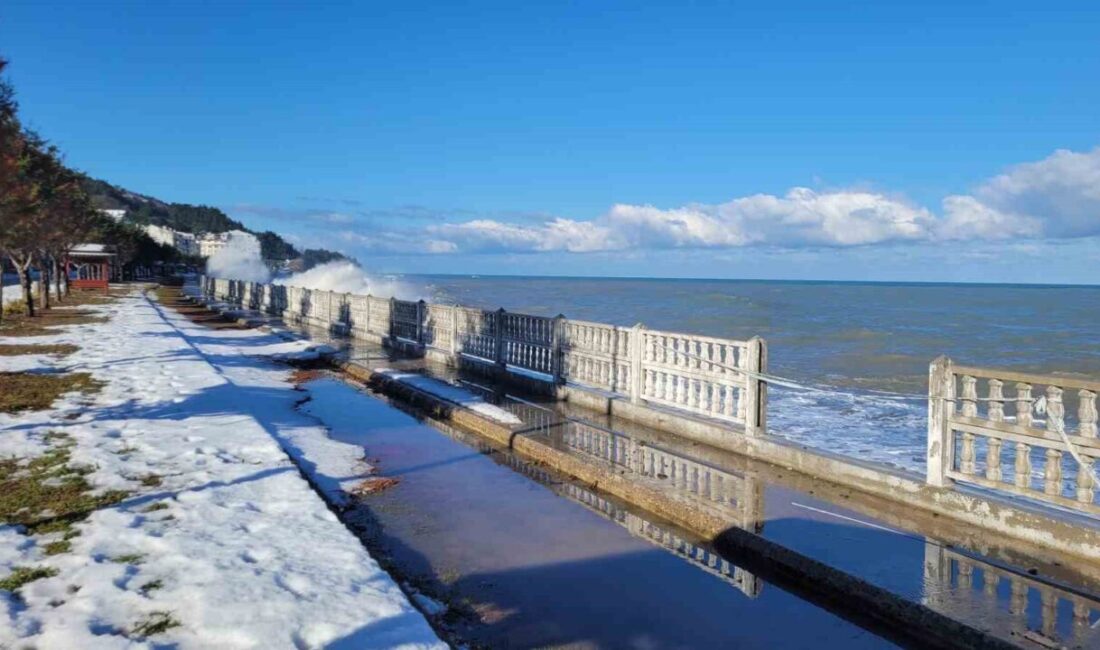 Kastamonu’da dev dalgaların dövdüğü sahil şeridindeki kaldırımlarda hasar meydana geldi.
