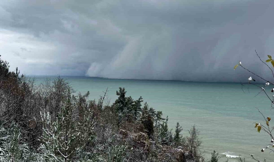 Kastamonu’da ’deniz etkili kar yağışı’ ilginç görüntü oluşturdu Kastamonu’nun İnebolu ilçesinde Karedeniz üzerindeki ’deniz etkili kar yağışı’ ilginç