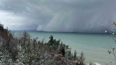 Kastamonu’nun İnebolu ilçesinde Karedeniz üzerindeki ’deniz etkili kar yağışı’ ilginç