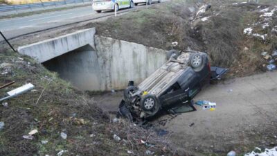 Kastamonu’nun Araç ilçesinde yoldan çıkan hafif ticari aracın şarampole uçarak