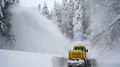 Kastamonu’da etkili olan kar yağışı sebebiyle yolu ulaşıma kapanan köy