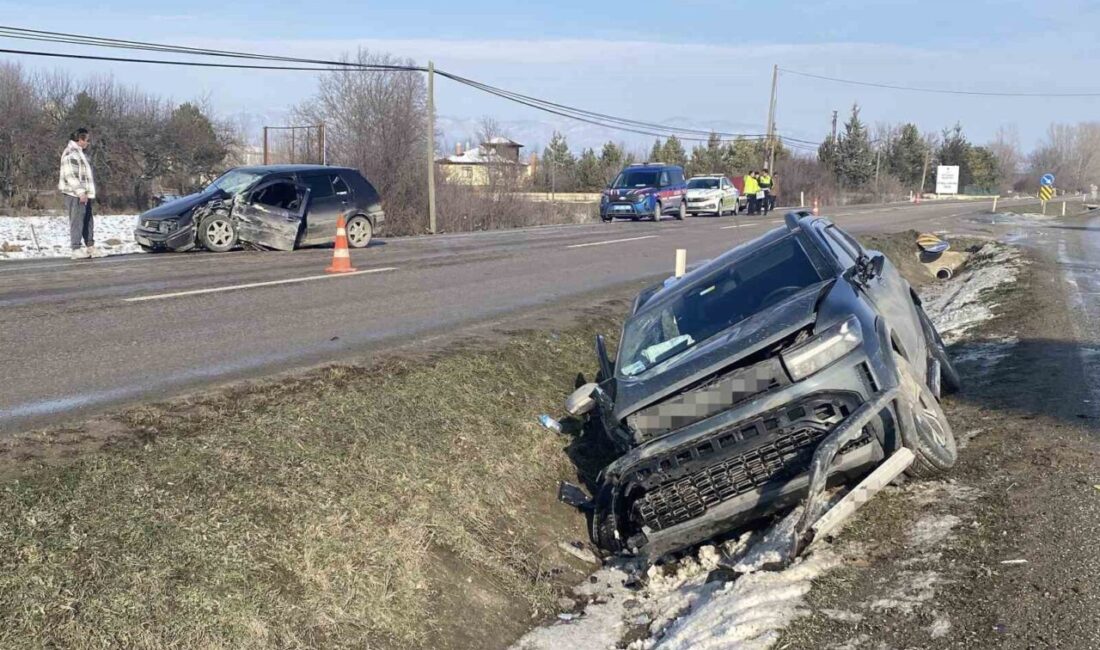 Kastamonu’da otomobil ile cip çarpıştı: 3 yaralı Kastamonu’da cip ile otomobilin çarpışması neticesinde meydana gelen kazada 3