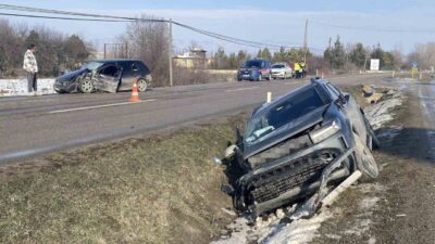 Kastamonu’da cip ile otomobilin çarpışması neticesinde meydana gelen kazada 3
