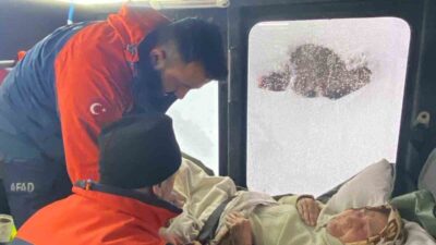 Kastamonu’nun Azdavay ilçesinde yolu kardan ulaşıma kapanan köyde rahatsızlanan yaşlı