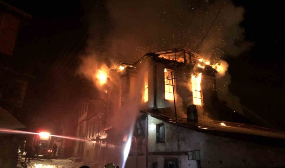 Kastamonu’nun tadilat halindeki tarihi üç katlı konak, çıkan yangında küle