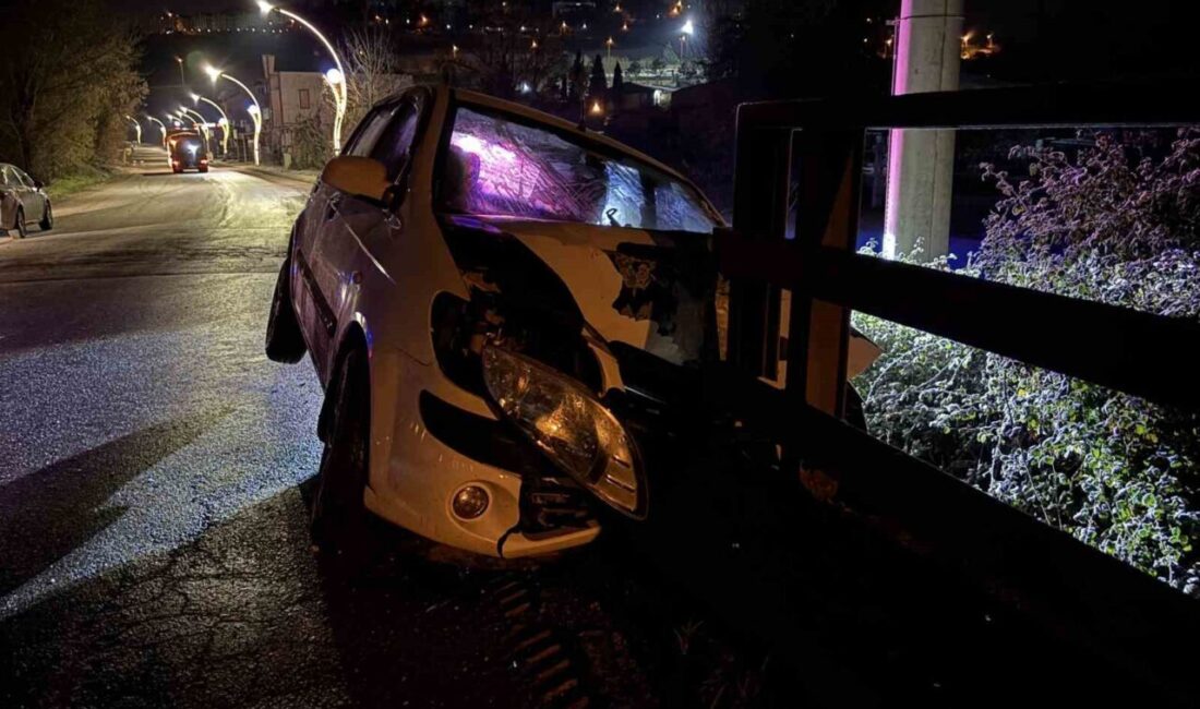 Kocaeli’de göl üstü geçiş köprüsü kenarına çarparak hurdaya dönen otomobilin