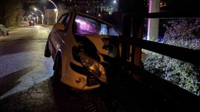 Kocaeli’de göl üstü geçiş köprüsü kenarına çarparak hurdaya dönen otomobilin