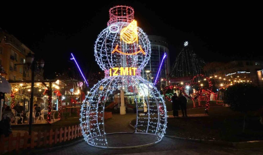 Kocaeli’de vatandaşlar yılbaşı coşkusunu sokaklarda yaşadı. Rengarenk ışıklar ve neşe