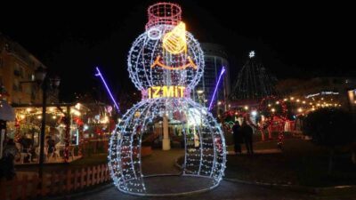 Kocaeli’de vatandaşlar yılbaşı coşkusunu sokaklarda yaşadı. Rengarenk ışıklar ve neşe