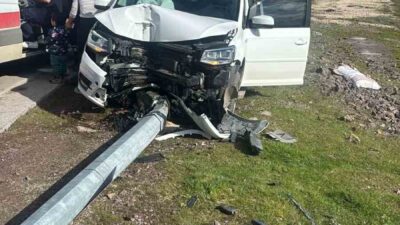 Kocaeli’nin Körfez ilçesinde kontrolden çıkarak elektrik direğine çarpan otomobilin sürücüsü