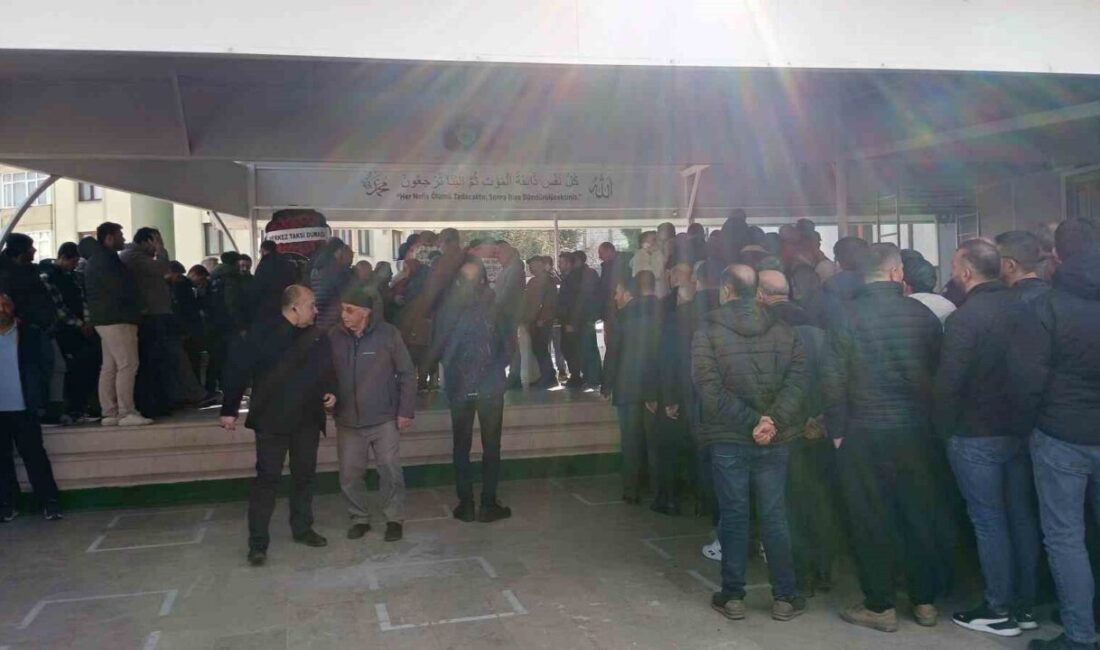 Kocaeli’de forkliftin altında kalan işçi son yolculuğuna uğurlandı Kocaeli’nin Karamürsel ilçesinde iş makinesinin altında kalarak hayatını kaybeden 28