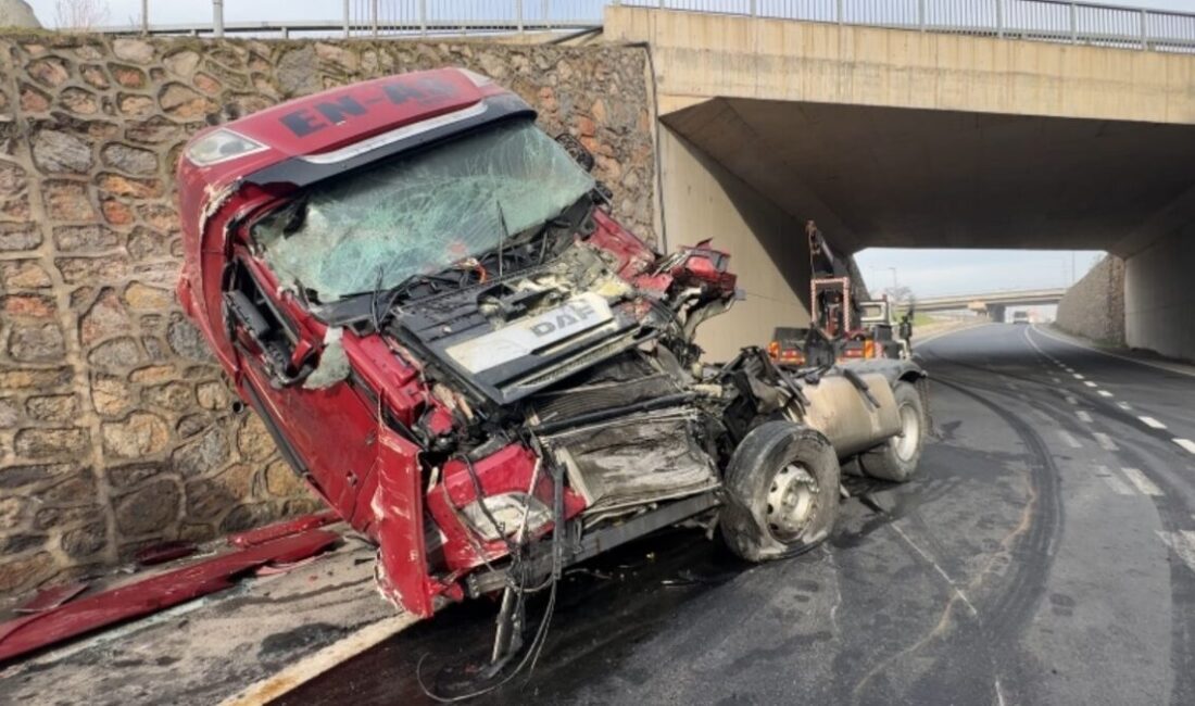 Kocaeli’nin Çayırova ilçesinde istinat duvarına çarpan tırın sürücüsü ağır yaralandı.