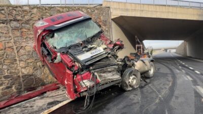 Kocaeli’nin Çayırova ilçesinde istinat duvarına çarpan tırın sürücüsü ağır yaralandı.