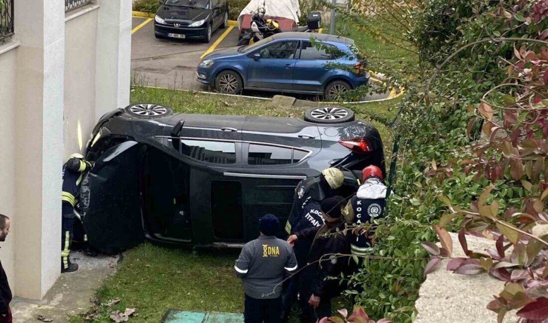 Kocaeli’nin Derince ilçesinde geri manevra yaparken istinat duvarından düşen otomobildeki
