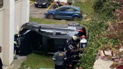 Kocaeli’nin Derince ilçesinde geri manevra yaparken istinat duvarından düşen otomobildeki